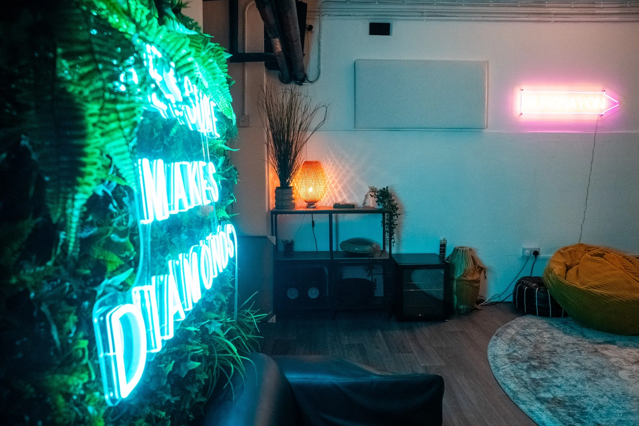 Silkcrayon neon wall
